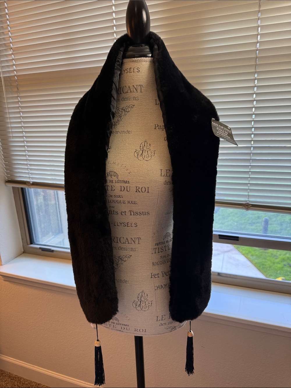 Black Faux Fur Scarf with Tassels - Women OS